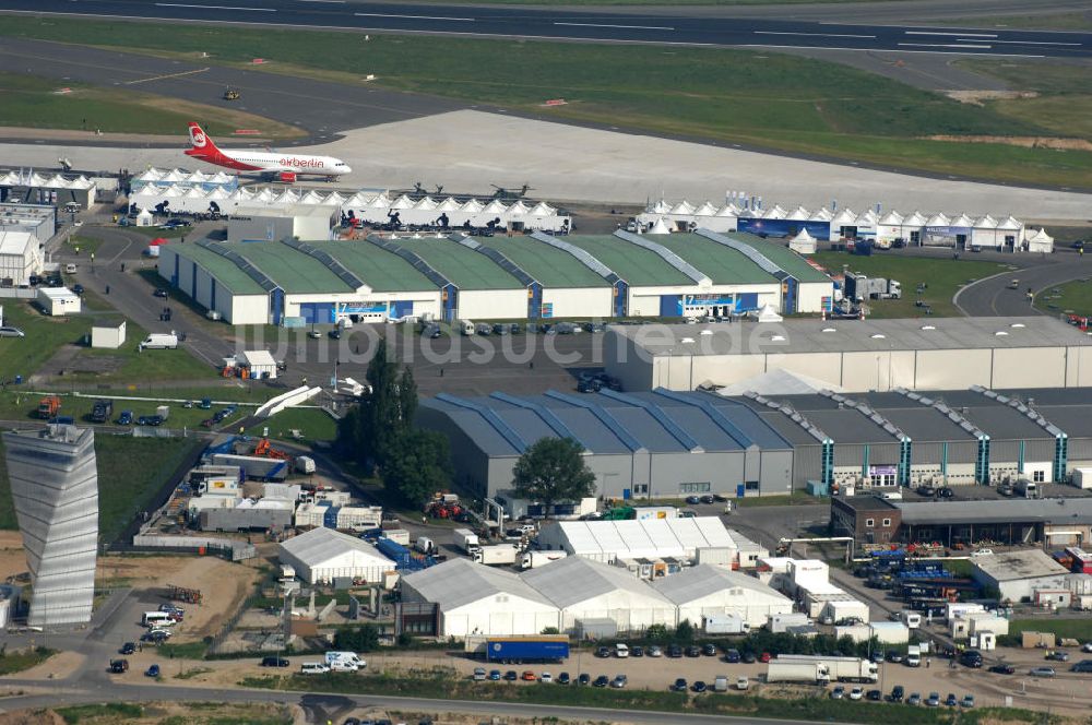 Luftaufnahme Schönefeld - Ausstellungsgelände der Internationalen Luftfahrtshow ILA 2010 auf dem Gelände des Flughafen Berlin-Schönefeld zur Eröffnung am 08.06.2010