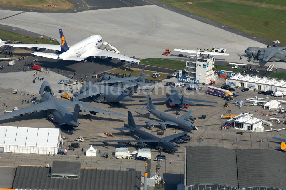 Luftaufnahme Schönefeld - Ausstellungsgelände der Internationalen Luftfahrtshow ILA 2010 auf dem Gelände des Flughafen Berlin-Schönefeld zur Eröffnung am 08.06.2010