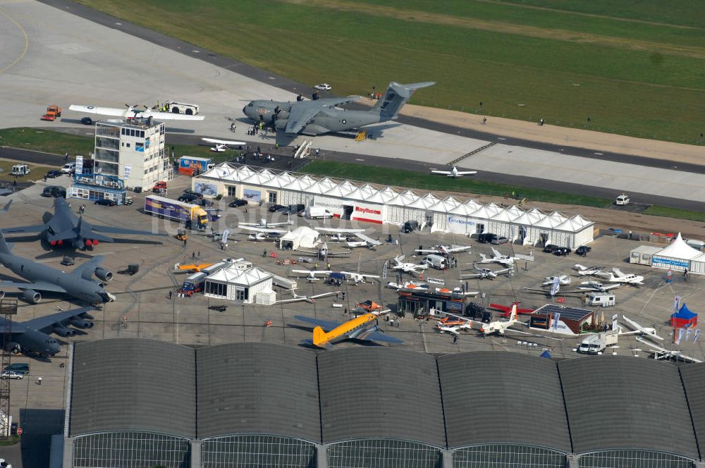 Schönefeld von oben - Ausstellungsgelände der Internationalen Luftfahrtshow ILA 2010 auf dem Gelände des Flughafen Berlin-Schönefeld zur Eröffnung am 08.06.2010