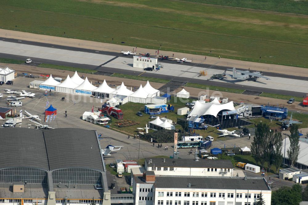 Schönefeld aus der Vogelperspektive: Ausstellungsgelände der Internationalen Luftfahrtshow ILA 2010 auf dem Gelände des Flughafen Berlin-Schönefeld zur Eröffnung am 08.06.2010