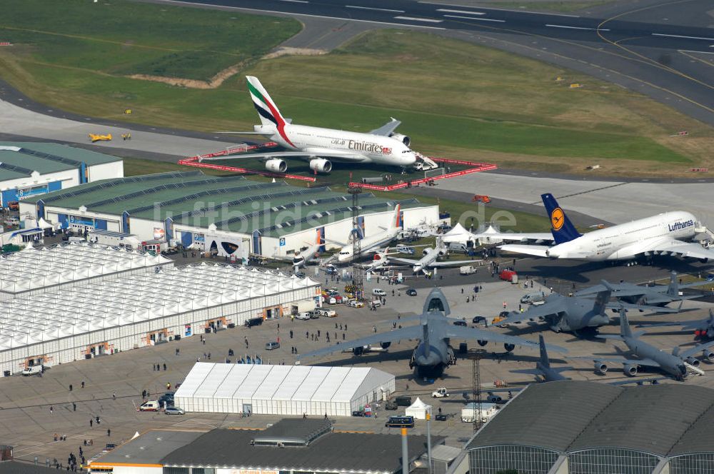 Schönefeld von oben - Ausstellungsgelände der Internationalen Luftfahrtshow ILA 2010 auf dem Gelände des Flughafen Berlin-Schönefeld zur Eröffnung am 08.06.2010