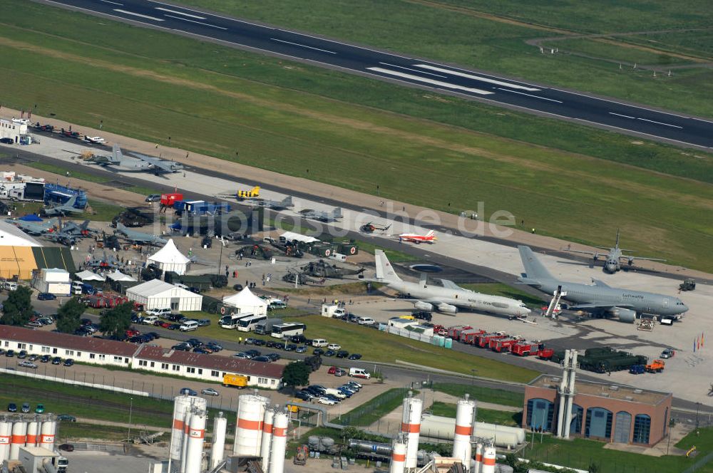 Schönefeld von oben - Ausstellungsgelände der Internationalen Luftfahrtshow ILA 2010 auf dem Gelände des Flughafen Berlin-Schönefeld zur Eröffnung am 08.06.2010