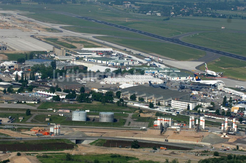 Schönefeld aus der Vogelperspektive: Ausstellungsgelände der Internationalen Luftfahrtshow ILA 2010 auf dem Gelände des Flughafen Berlin-Schönefeld zur Eröffnung am 08.06.2010