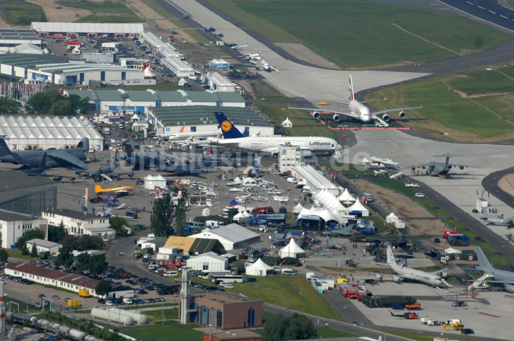 Luftaufnahme Schönefeld - Ausstellungsgelände der Internationalen Luftfahrtshow ILA 2010 auf dem Gelände des Flughafen Berlin-Schönefeld zur Eröffnung am 08.06.2010