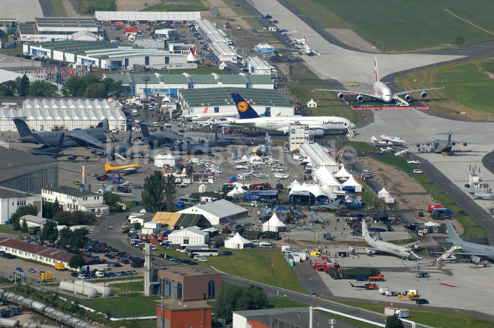 Schönefeld von oben - Ausstellungsgelände der Internationalen Luftfahrtshow ILA 2010 auf dem Gelände des Flughafen Berlin-Schönefeld zur Eröffnung am 08.06.2010