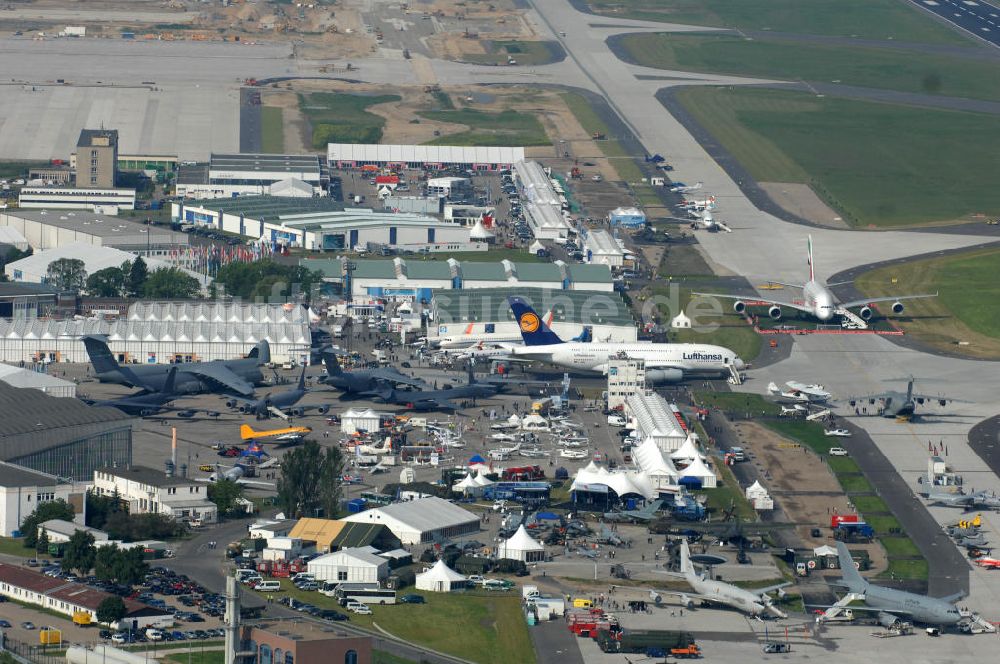 Schönefeld aus der Vogelperspektive: Ausstellungsgelände der Internationalen Luftfahrtshow ILA 2010 auf dem Gelände des Flughafen Berlin-Schönefeld zur Eröffnung am 08.06.2010