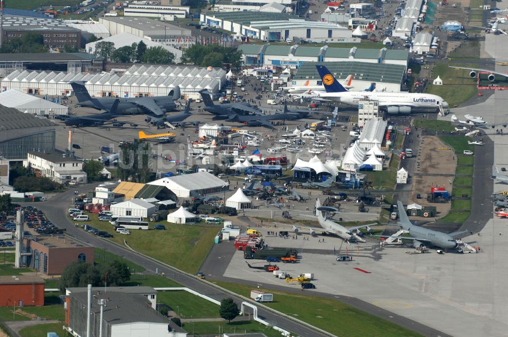 Luftaufnahme Schönefeld - Ausstellungsgelände der Internationalen Luftfahrtshow ILA 2010 auf dem Gelände des Flughafen Berlin-Schönefeld zur Eröffnung am 08.06.2010