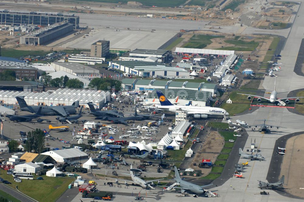 Schönefeld von oben - Ausstellungsgelände der Internationalen Luftfahrtshow ILA 2010 auf dem Gelände des Flughafen Berlin-Schönefeld zur Eröffnung am 08.06.2010