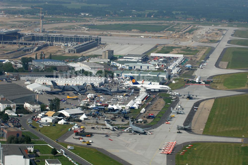 Schönefeld aus der Vogelperspektive: Ausstellungsgelände der Internationalen Luftfahrtshow ILA 2010 auf dem Gelände des Flughafen Berlin-Schönefeld zur Eröffnung am 08.06.2010