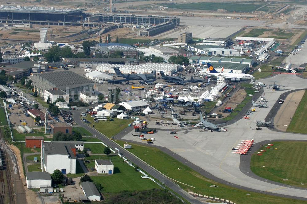 Luftbild Schönefeld - Ausstellungsgelände der Internationalen Luftfahrtshow ILA 2010 auf dem Gelände des Flughafen Berlin-Schönefeld zur Eröffnung am 08.06.2010