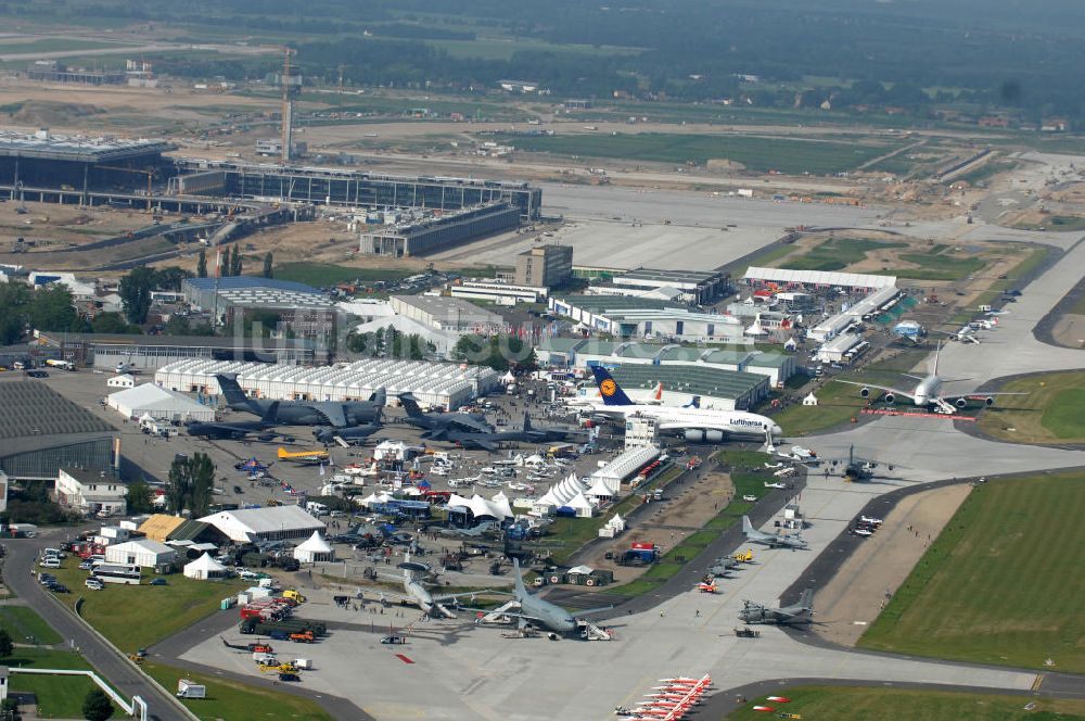 Luftaufnahme Schönefeld - Ausstellungsgelände der Internationalen Luftfahrtshow ILA 2010 auf dem Gelände des Flughafen Berlin-Schönefeld zur Eröffnung am 08.06.2010