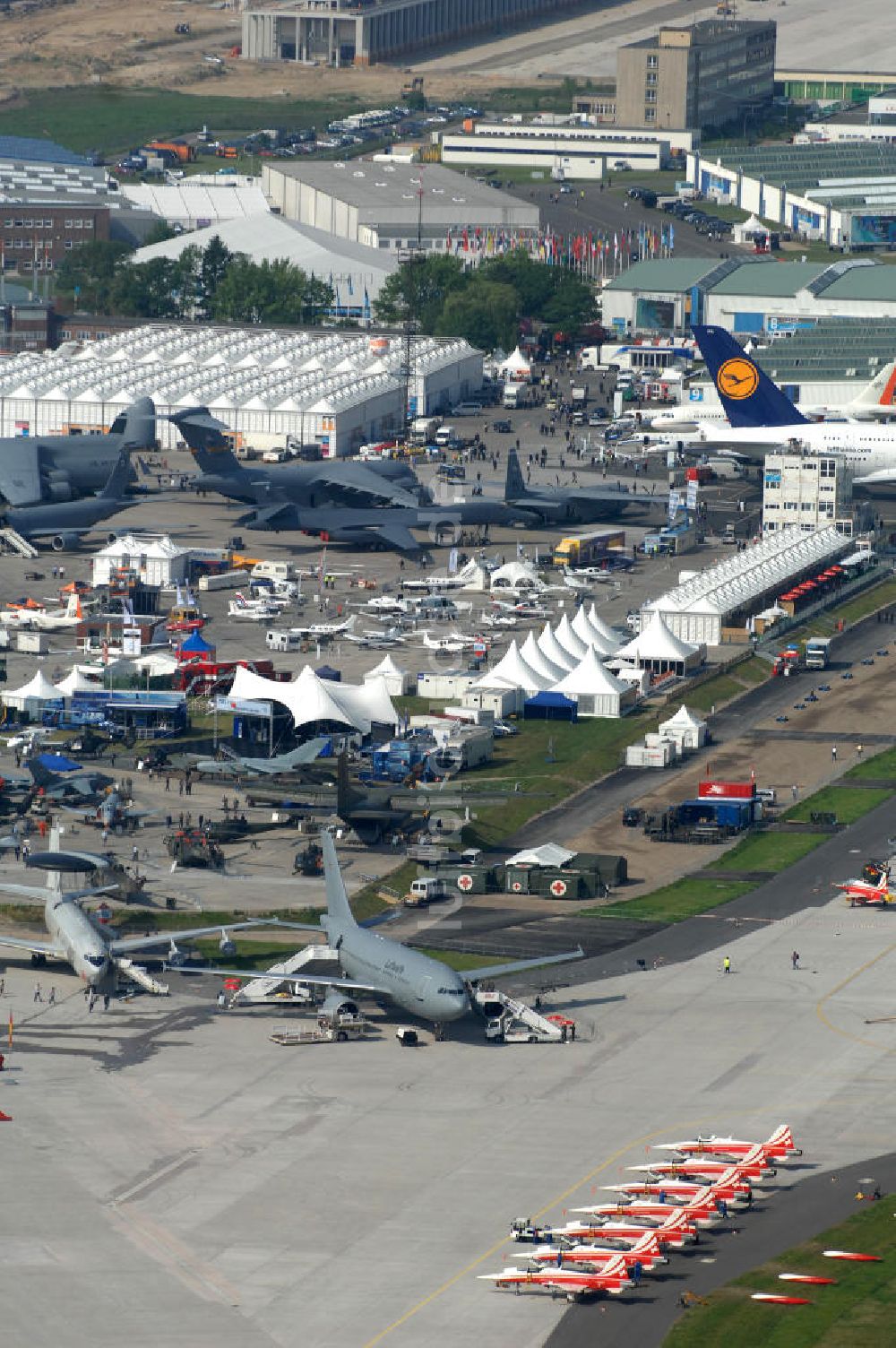 Schönefeld aus der Vogelperspektive: Ausstellungsgelände der Internationalen Luftfahrtshow ILA 2010 auf dem Gelände des Flughafen Berlin-Schönefeld zur Eröffnung am 08.06.2010