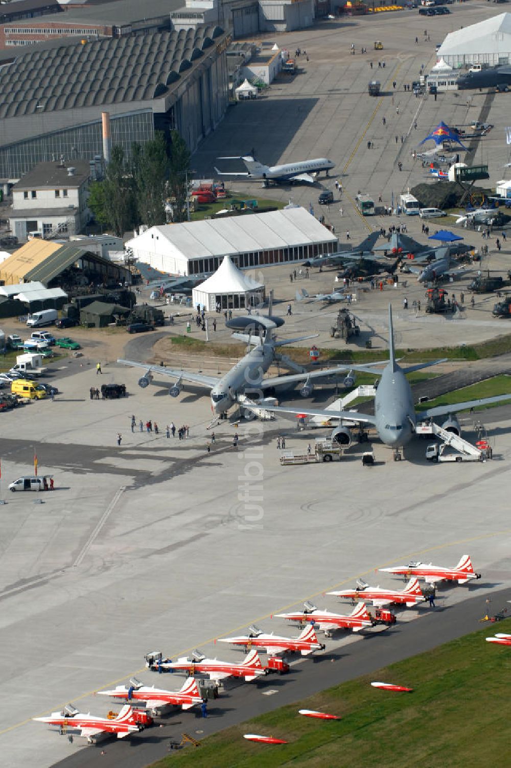 Schönefeld von oben - Ausstellungsgelände der Internationalen Luftfahrtshow ILA 2010 auf dem Gelände des Flughafen Berlin-Schönefeld zur Eröffnung am 08.06.2010