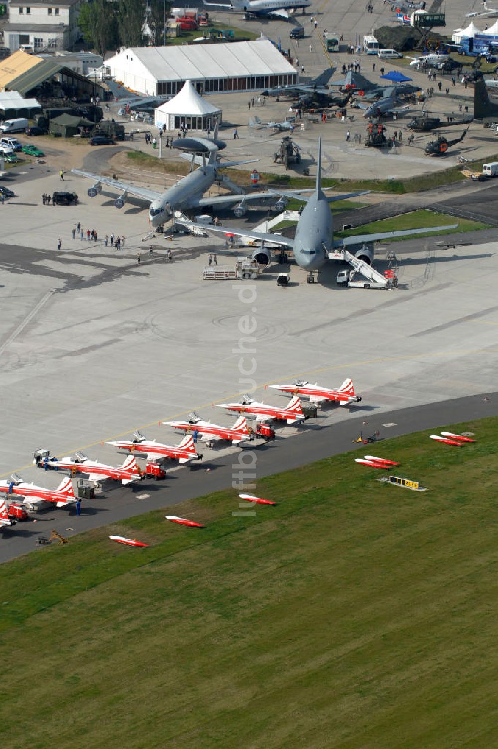 Schönefeld aus der Vogelperspektive: Ausstellungsgelände der Internationalen Luftfahrtshow ILA 2010 auf dem Gelände des Flughafen Berlin-Schönefeld zur Eröffnung am 08.06.2010