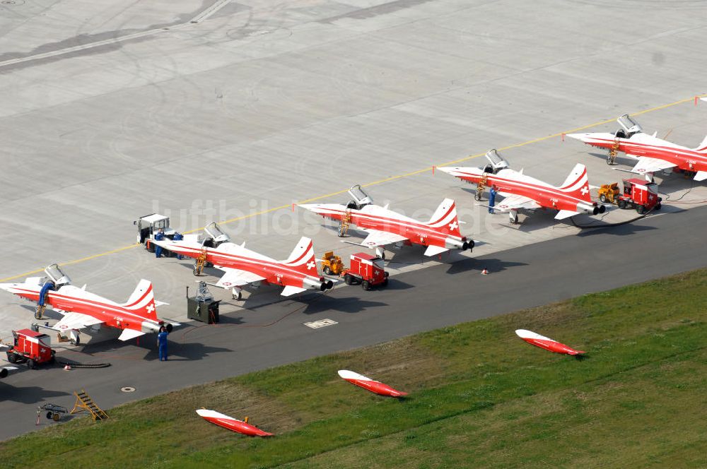 Luftaufnahme Schönefeld - Ausstellungsgelände der Internationalen Luftfahrtshow ILA 2010 auf dem Gelände des Flughafen Berlin-Schönefeld zur Eröffnung am 08.06.2010