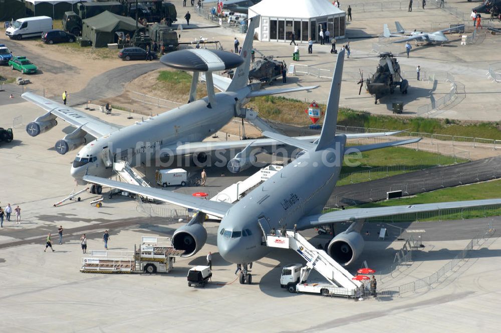 Schönefeld aus der Vogelperspektive: Ausstellungsgelände der Internationalen Luftfahrtshow ILA 2010 auf dem Gelände des Flughafen Berlin-Schönefeld zur Eröffnung am 08.06.2010