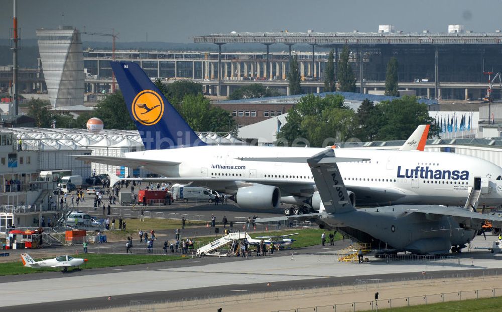 Luftaufnahme Schönefeld - Ausstellungsgelände der Internationalen Luftfahrtshow ILA 2010 auf dem Gelände des Flughafen Berlin-Schönefeld zur Eröffnung am 08.06.2010