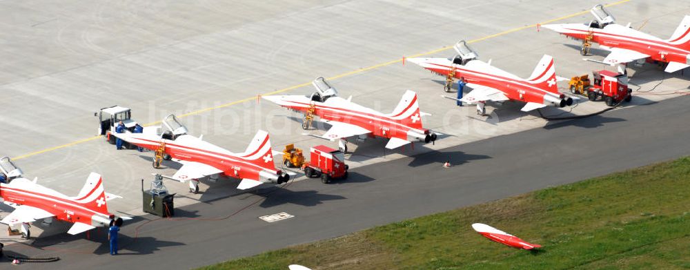 Schönefeld von oben - Ausstellungsgelände der Internationalen Luftfahrtshow ILA 2010 auf dem Gelände des Flughafen Berlin-Schönefeld zur Eröffnung am 08.06.2010