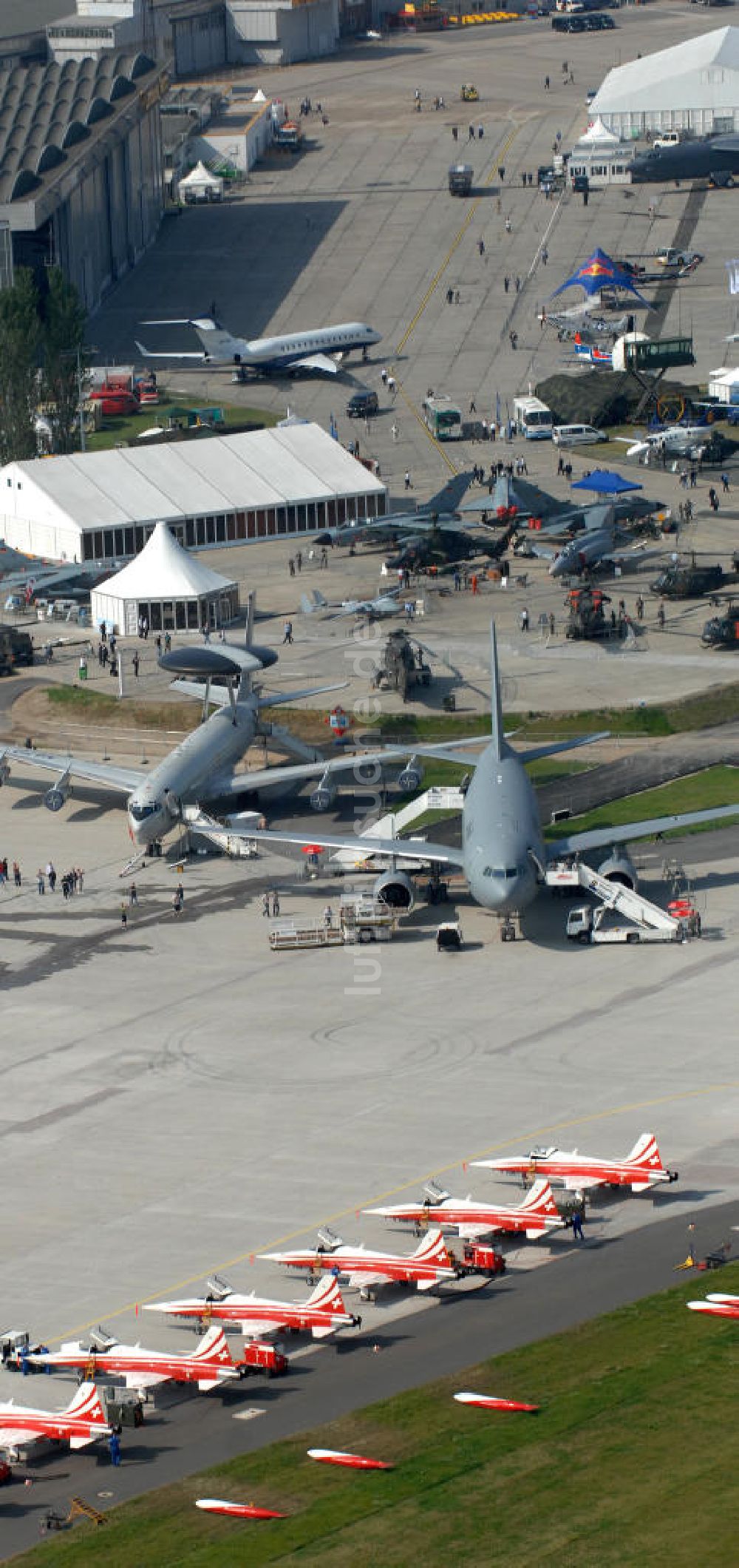 Schönefeld aus der Vogelperspektive: Ausstellungsgelände der Internationalen Luftfahrtshow ILA 2010 auf dem Gelände des Flughafen Berlin-Schönefeld zur Eröffnung am 08.06.2010