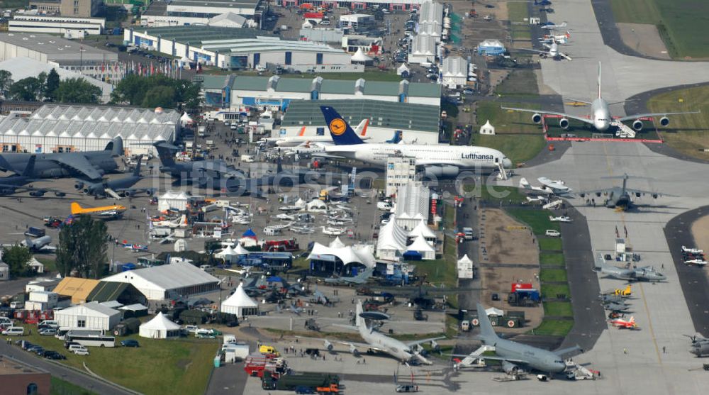 Schönefeld von oben - Ausstellungsgelände der Internationalen Luftfahrtshow ILA 2010 auf dem Gelände des Flughafen Berlin-Schönefeld zur Eröffnung am 08.06.2010