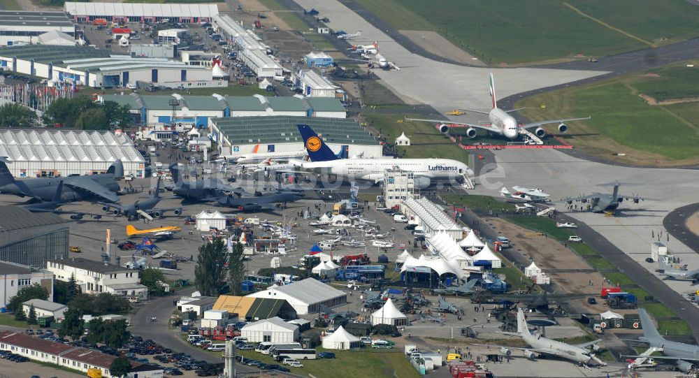 Schönefeld aus der Vogelperspektive: Ausstellungsgelände der Internationalen Luftfahrtshow ILA 2010 auf dem Gelände des Flughafen Berlin-Schönefeld zur Eröffnung am 08.06.2010