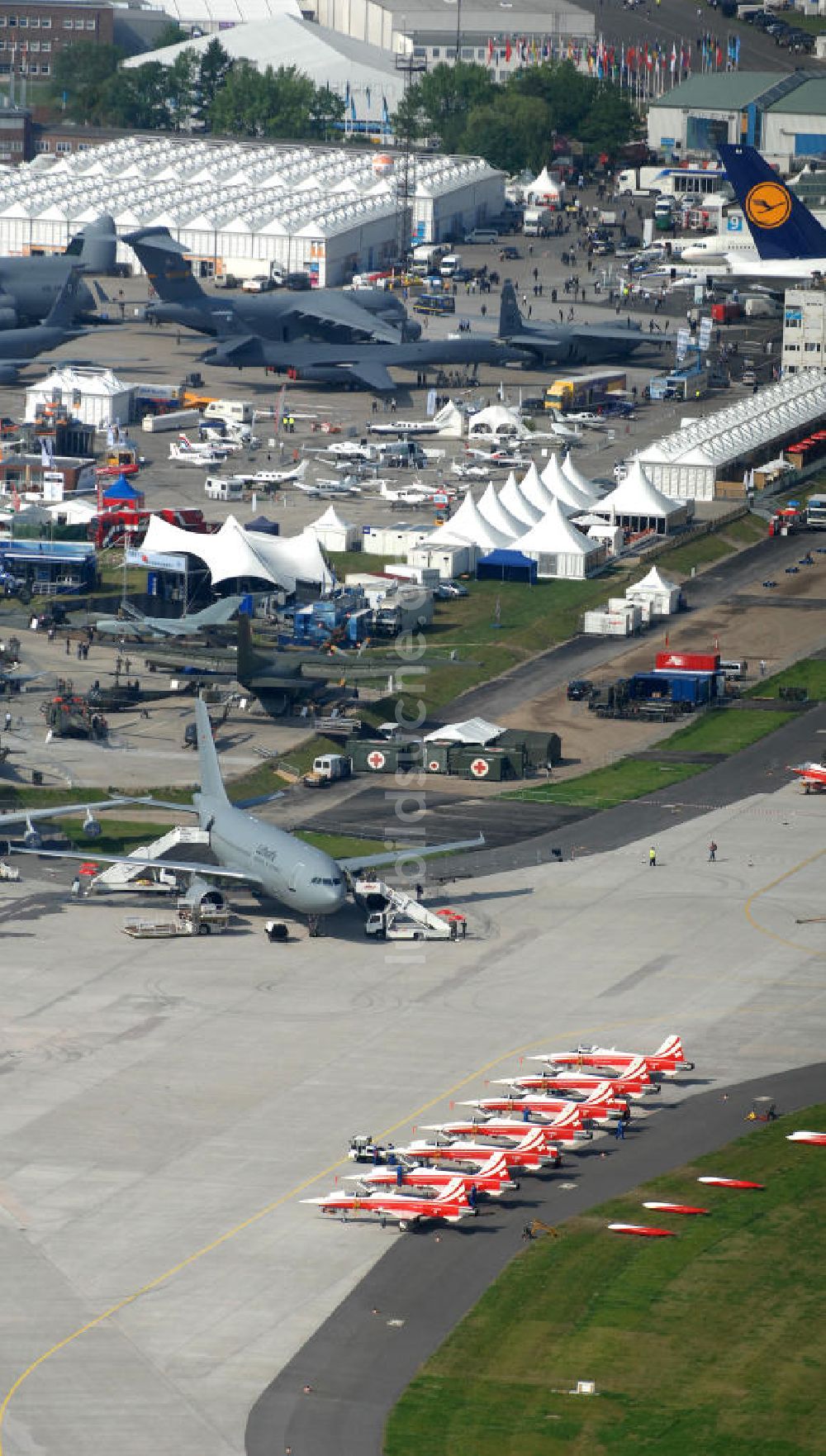 Luftaufnahme Schönefeld - Ausstellungsgelände der Internationalen Luftfahrtshow ILA 2010 auf dem Gelände des Flughafen Berlin-Schönefeld zur Eröffnung am 08.06.2010