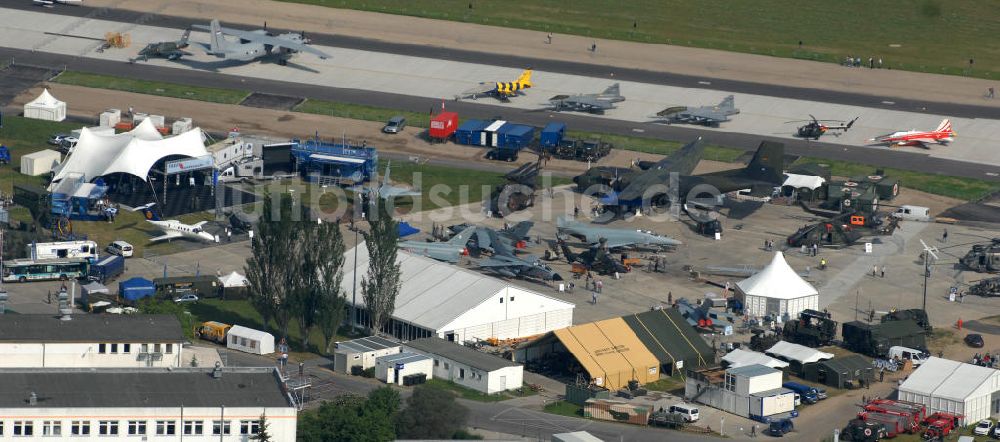 Schönefeld aus der Vogelperspektive: Ausstellungsgelände der Internationalen Luftfahrtshow ILA 2010 auf dem Gelände des Flughafen Berlin-Schönefeld zur Eröffnung am 08.06.2010