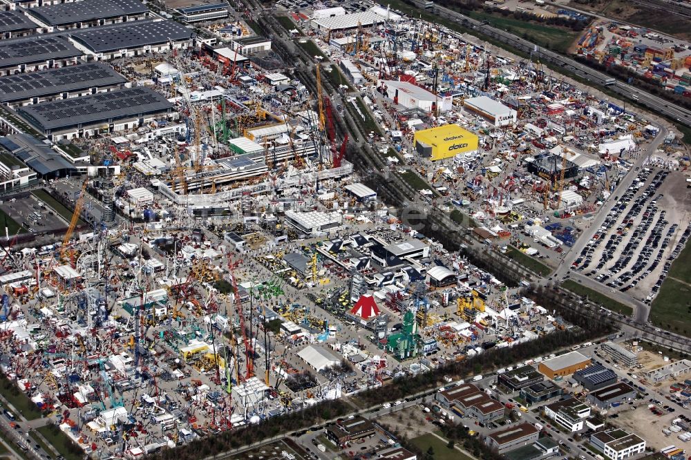 München von oben - Ausstellungsgelände der Messe bauma in München Riem im Bundesland Bayern