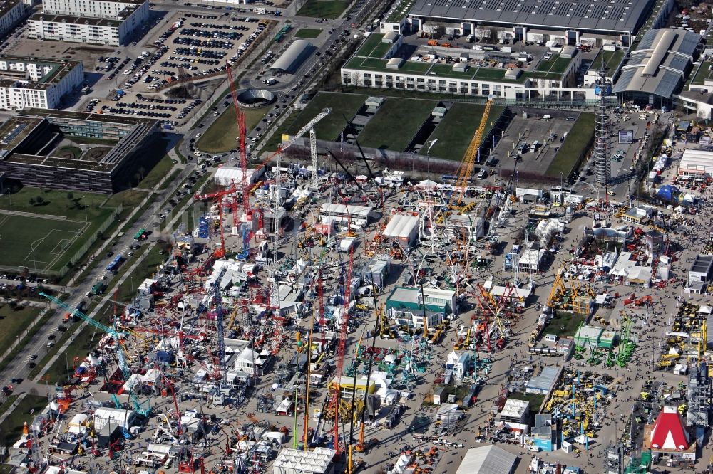 München aus der Vogelperspektive: Ausstellungsgelände der Messe bauma in München Riem im Bundesland Bayern