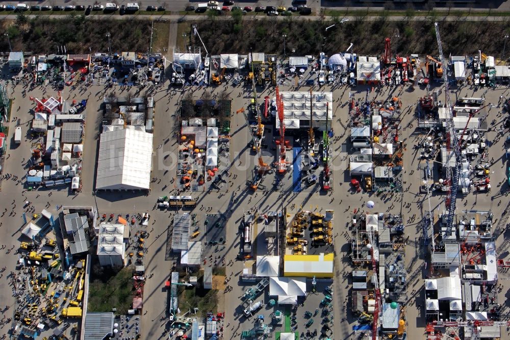 München von oben - Ausstellungsgelände der Messe bauma in München Riem im Bundesland Bayern