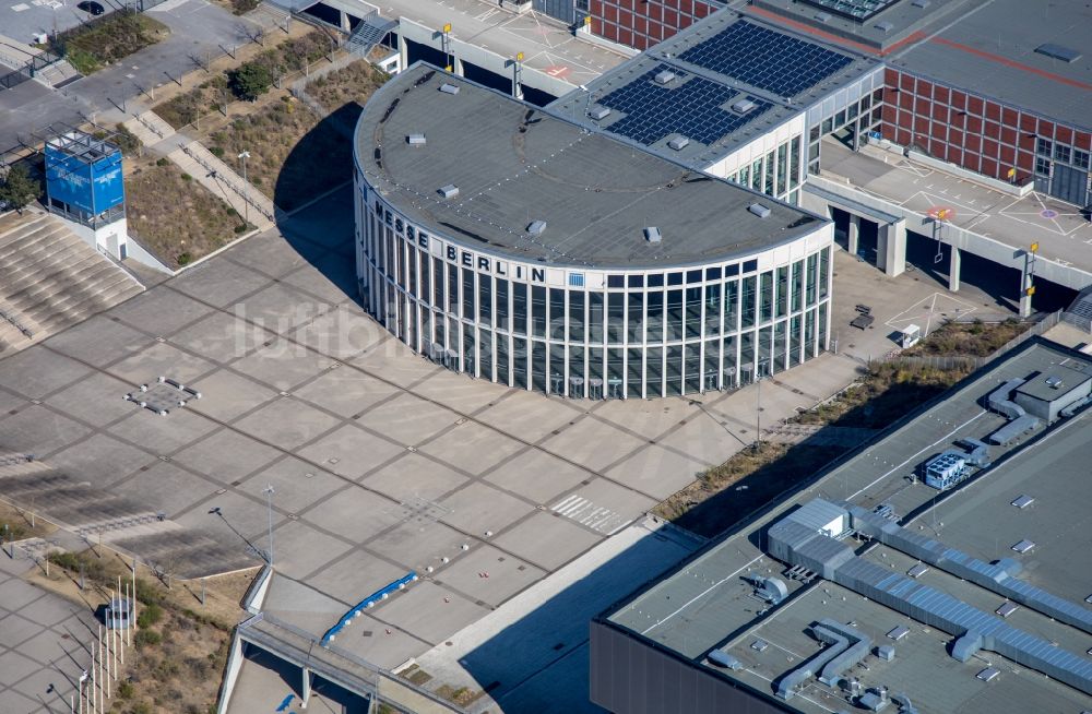 Luftaufnahme Berlin - Ausstellungsgelände und Messehallen am Funkturm - Messedamm - Kongreßzentrum ICC im Ortsteil Charlottenburg in Berlin, Deutschland