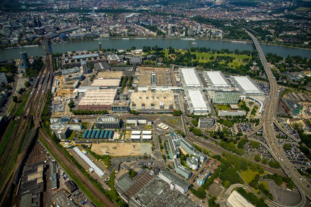 Köln von oben - Ausstellungsgelände und Messehallen der Koelnmesse im Ortsteil Deutz in Köln im Bundesland Nordrhein-Westfalen, Deutschland