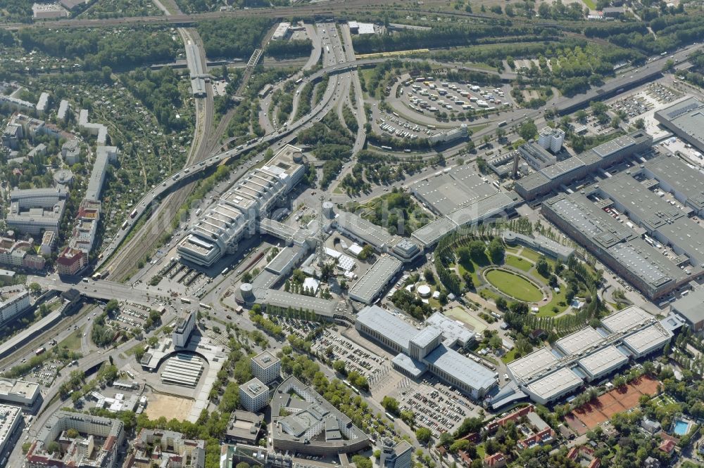 Luftbild Berlin - Ausstellungsgelände und Messehallen der Messe Berlin in Berlin