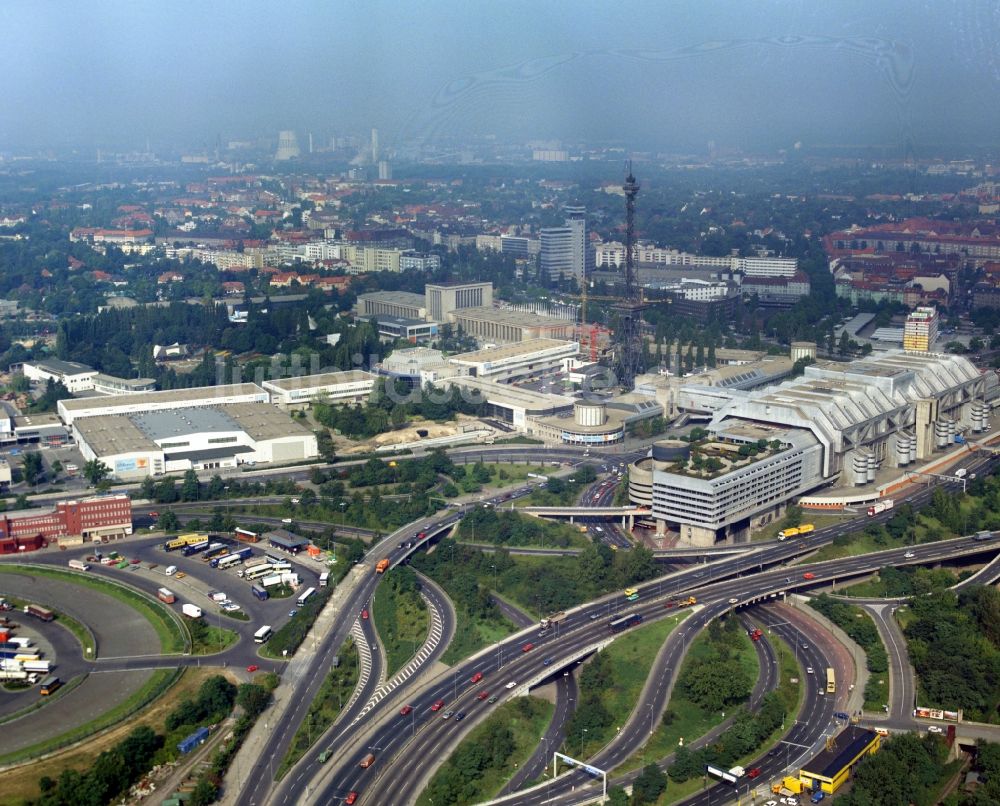 Luftbild Berlin - Ausstellungsgelände und Messehallen der Messe Berlin GmbH am Funkturm - Messedamm - Kongreßzentrum ICC im Ortsteil Charlottenburg in Berlin, Deutschland