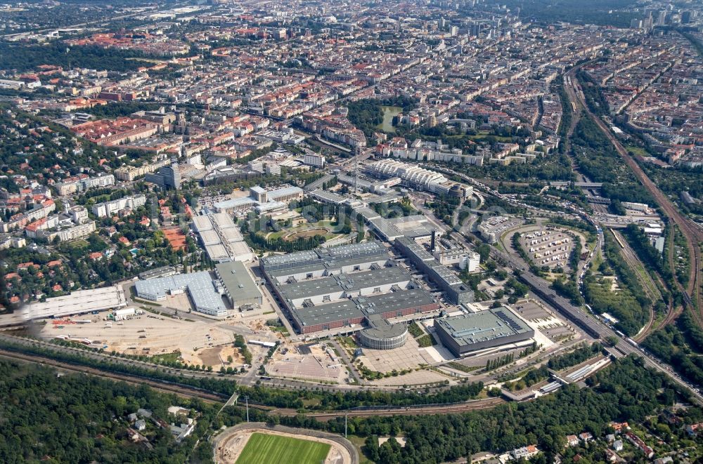 Luftaufnahme Berlin - Ausstellungsgelände und Messehallen der Messe Berlin GmbH am Funkturm - Messedamm - Kongreßzentrum ICC im Ortsteil Charlottenburg in Berlin, Deutschland