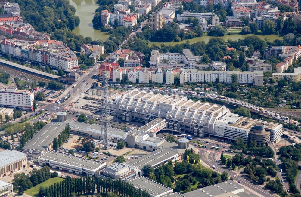 Berlin aus der Vogelperspektive: Ausstellungsgelände und Messehallen der Messe Berlin GmbH am Funkturm - Messedamm - Kongreßzentrum ICC im Ortsteil Charlottenburg in Berlin, Deutschland