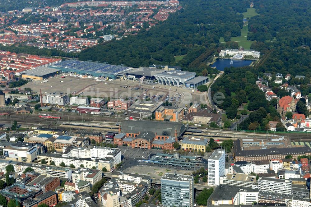 Bremen von oben - Ausstellungsgelände und Messehallen der Messe Bremen und der ÖVB-Arena an der Findorffstraße in Bremen