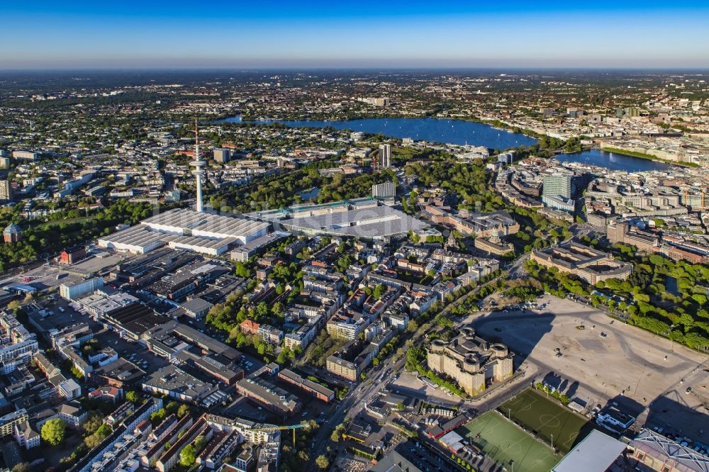 Luftaufnahme Hamburg - Ausstellungsgelände und Messehallen der Neuen Messe der Hamburg Messe und Congress GmbH am Fernsehturm Heinrich-Hertz-Turm in Hamburg