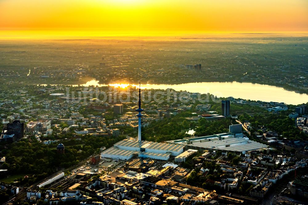 Luftbild Hamburg - Ausstellungsgelände und Messehallen der Neuen Messe der Hamburg Messe und Congress GmbH am Fernsehturm Heinrich-Hertz-Turm in Hamburg