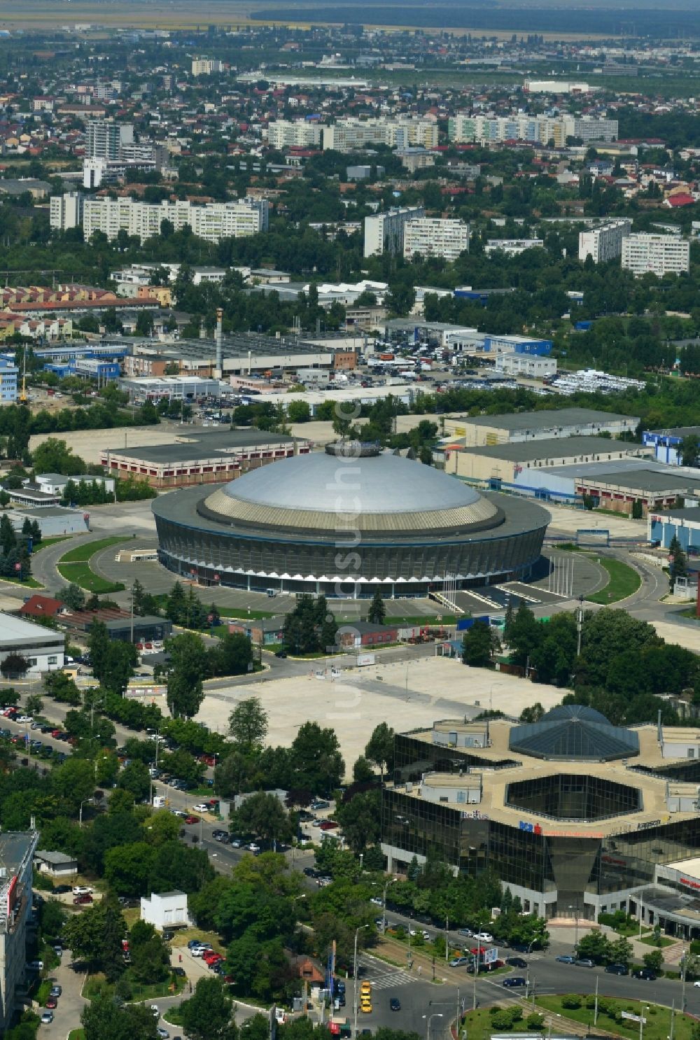 Luftaufnahme Bukarest - Ausstellungshalle Romexpo-Pavilionul Central Bulevardul Expozitiei auf dem Messegelände in Bukarest in Rumänien