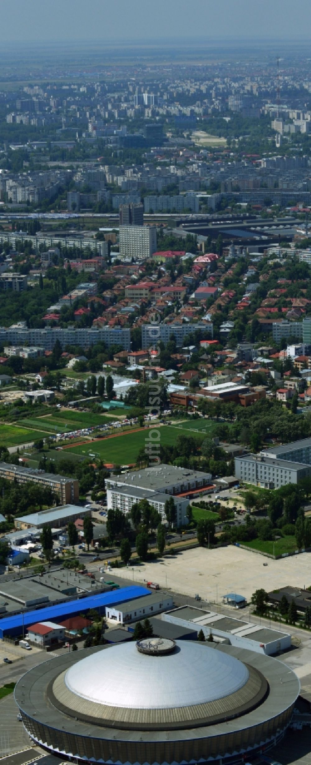 Luftbild Bukarest - Ausstellungshalle Romexpo-Pavilionul Central Bulevardul Expozitiei auf dem Messegelände in Bukarest in Rumänien