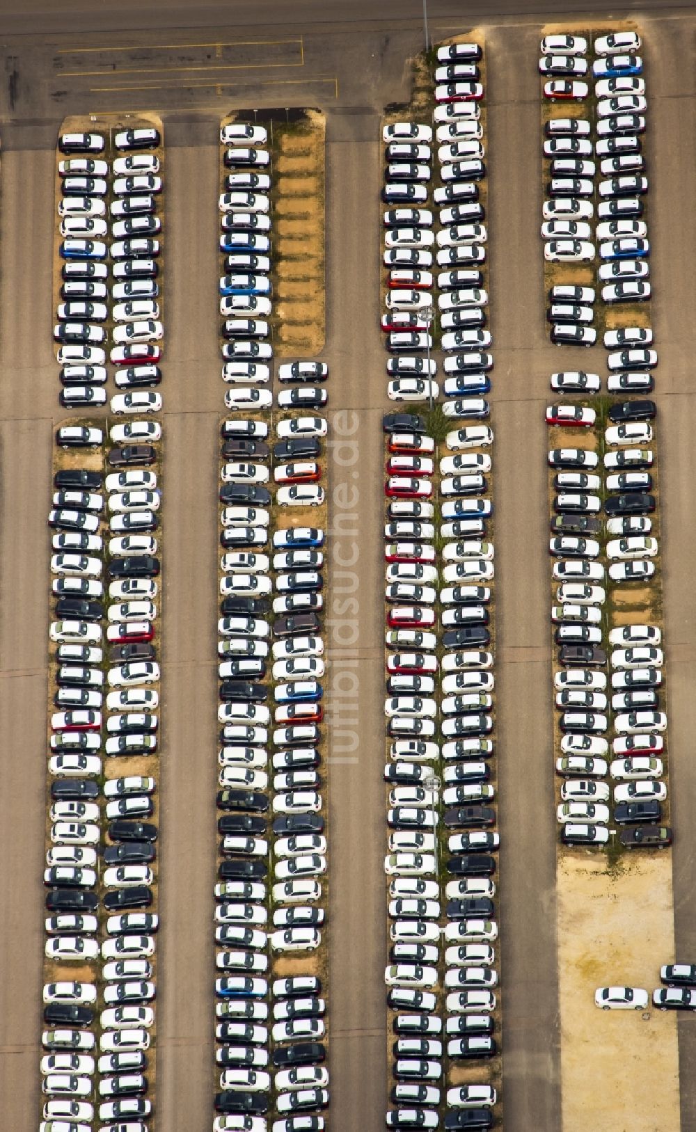 Regensburg von oben - Auto-Abstellflächen auf dem Industriegebiet des BMW - Automobil- Werkes in Regensburg im Bundesland Bayern