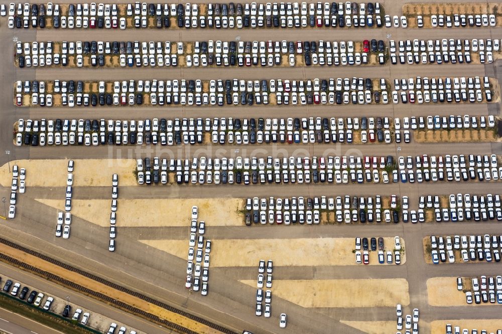 Luftbild Regensburg - Auto-Abstellflächen auf dem Industriegebiet des BMW - Automobil- Werkes in Regensburg im Bundesland Bayern