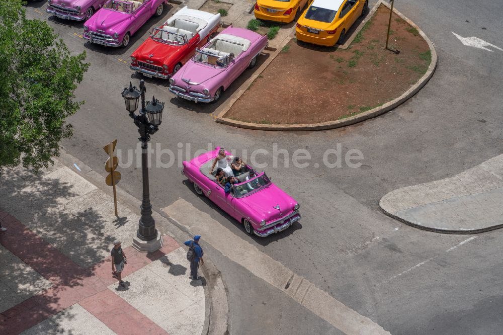La Habana - Havanna aus der Vogelperspektive: Auto- Parkplatz und Abstellflache für historische Oldtimer als Touristenattraktion in La Habana - Havanna in La Habana, Kuba
