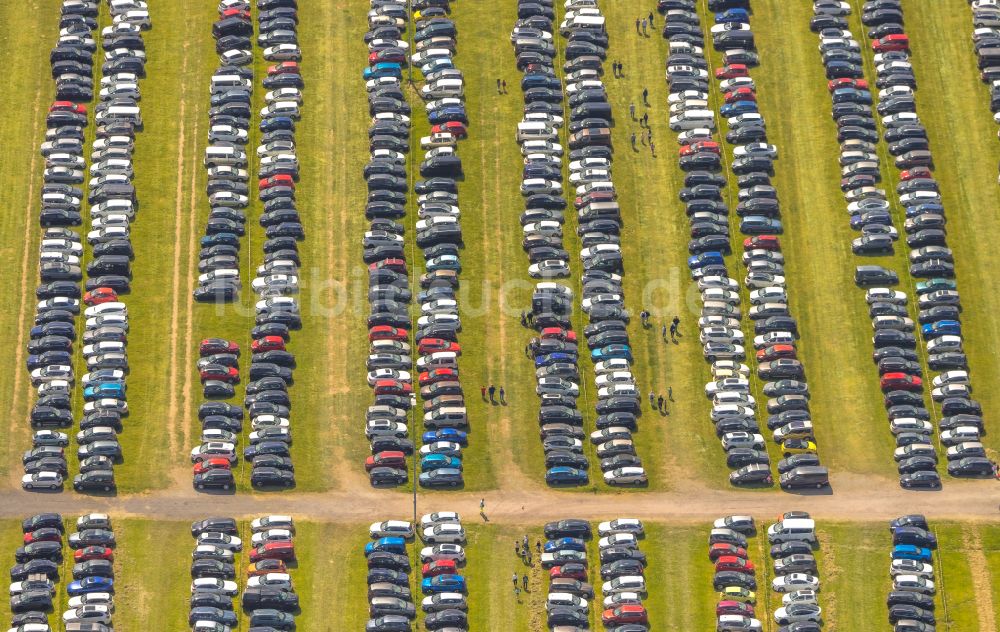 Bottrop von oben - Auto- Parkplatz und Abstellfläche auf einem Feld am Movie Park Germany in Bottrop im Bundesland Nordrhein-Westfalen, Deutschland