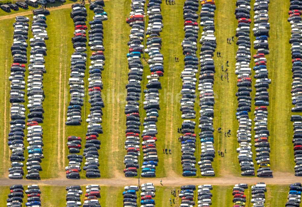 Bottrop aus der Vogelperspektive: Auto- Parkplatz und Abstellfläche auf einem Feld am Movie Park Germany in Bottrop im Bundesland Nordrhein-Westfalen, Deutschland