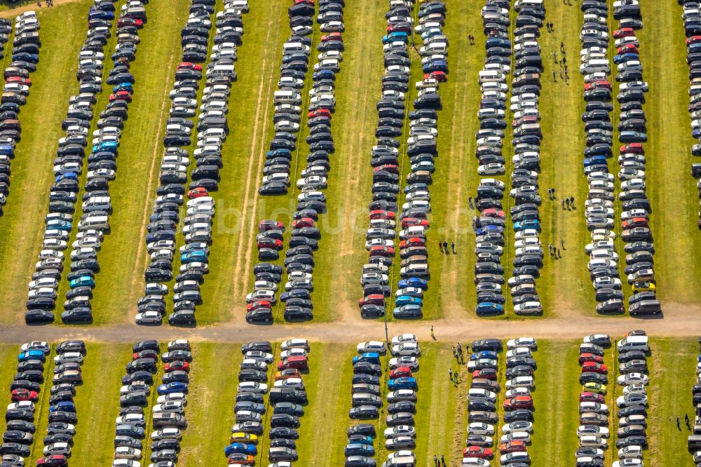 Luftbild Bottrop - Auto- Parkplatz und Abstellfläche auf einem Feld am Movie Park Germany in Bottrop im Bundesland Nordrhein-Westfalen, Deutschland