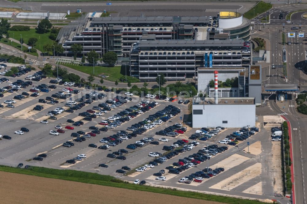 Stuttgart von oben - Auto- Parkplatz und Abstellfläche am Gebäude des Parkhauses P2 beim Flughafen in Stuttgart im Bundesland Baden-Württemberg, Deutschland