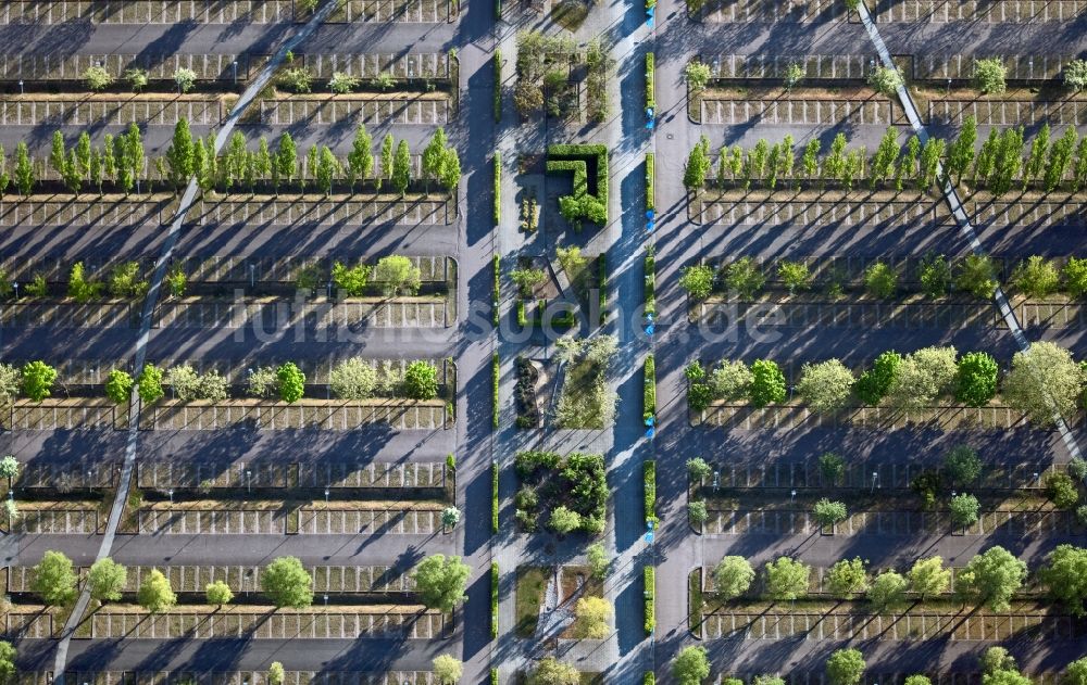 Erfurt aus der Vogelperspektive: Auto- Parkplatz und Abstellfläche an den Messehallen in Erfurt im Bundesland Thüringen, Deutschland