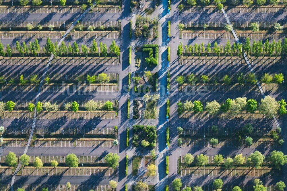 Luftbild Erfurt - Auto- Parkplatz und Abstellfläche an den Messehallen in Erfurt im Bundesland Thüringen, Deutschland